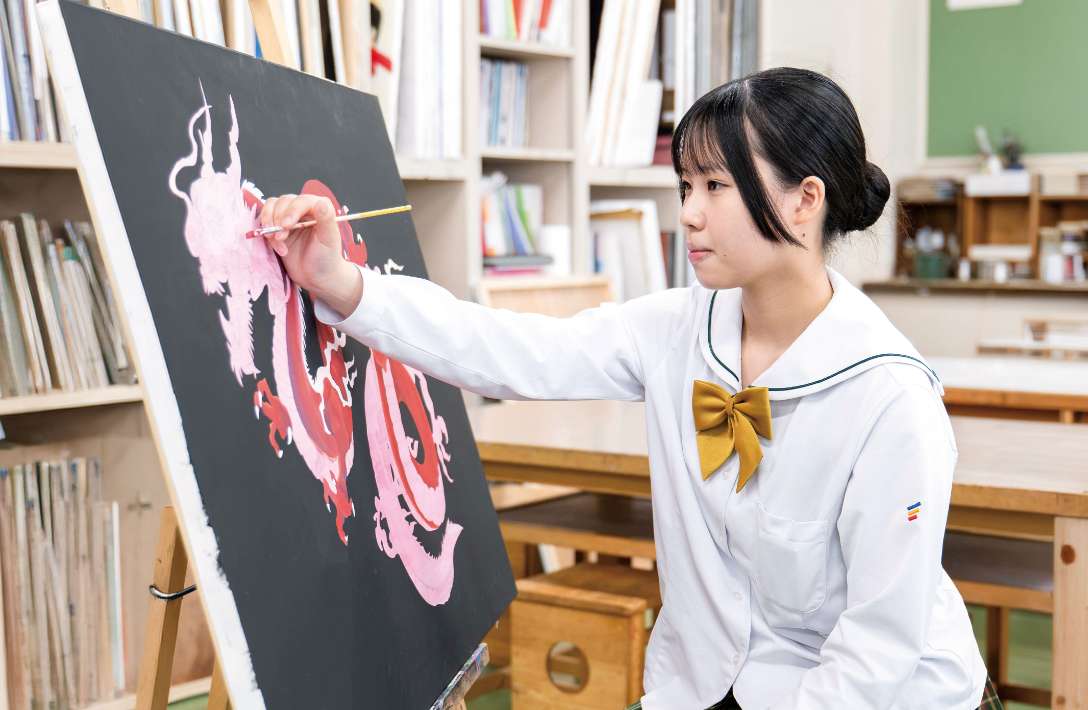 キャンパスに絵を描く生徒