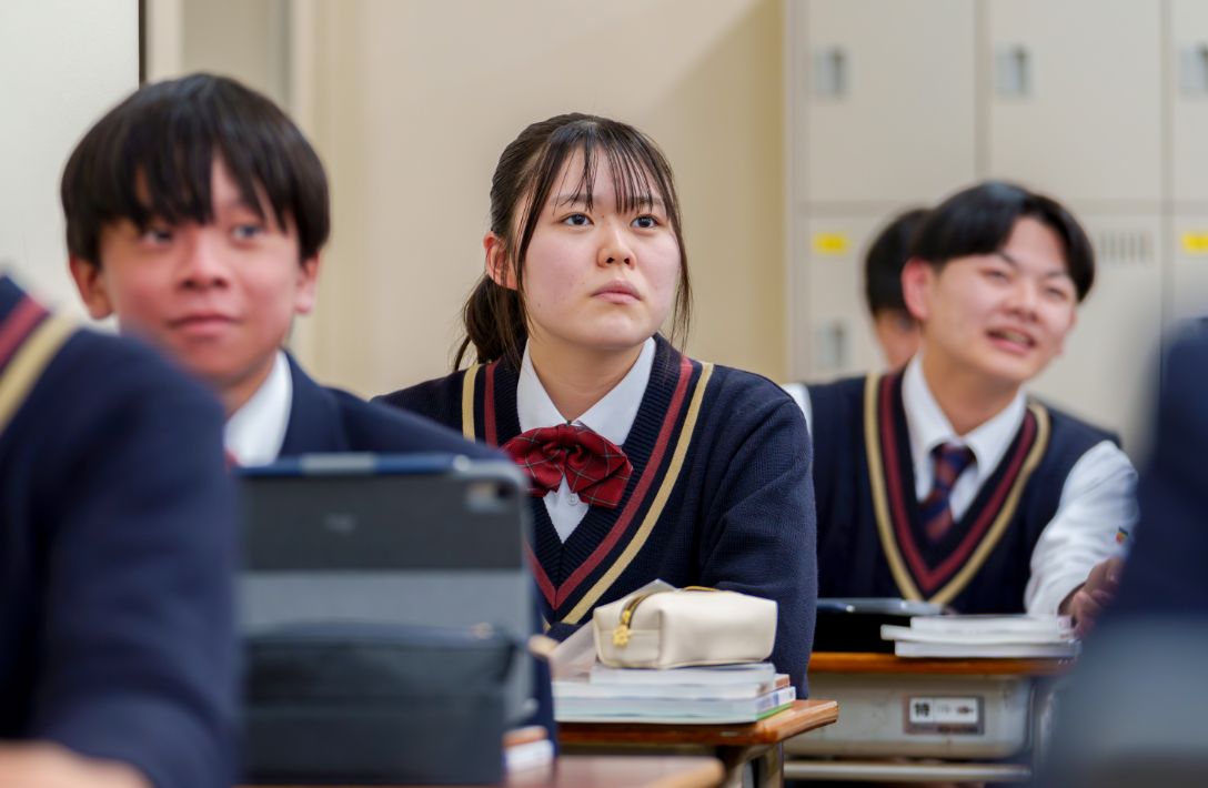 ノートに記述する写真