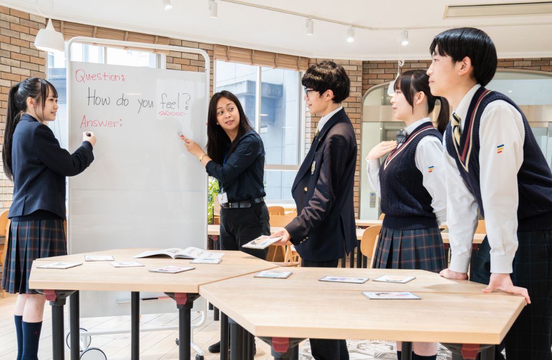 英語の学習をする生徒