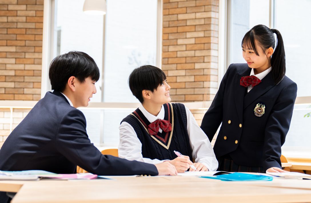 授業を受ける生徒の写真
